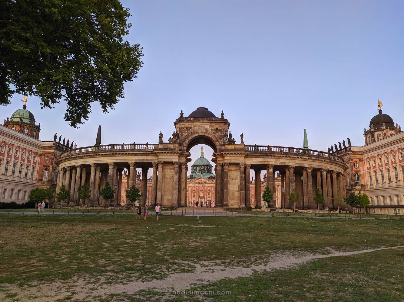 20190831T194152--New-Palace-and-Colonnade__sky_monumet