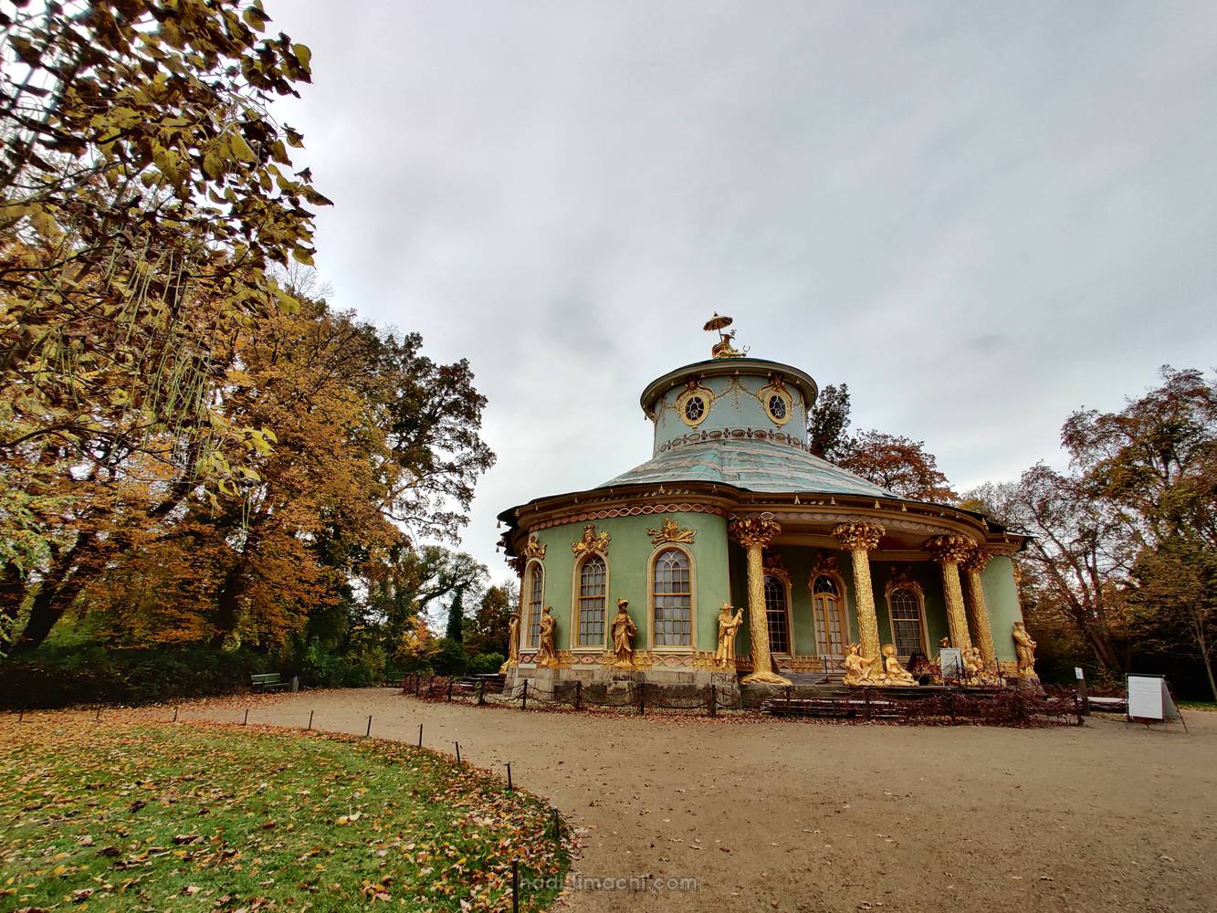 20201028T091805--Potsdam-in-autumn-_-Chinesisches-Haus-in-Sanssouci-Park__autumn_sky_monument