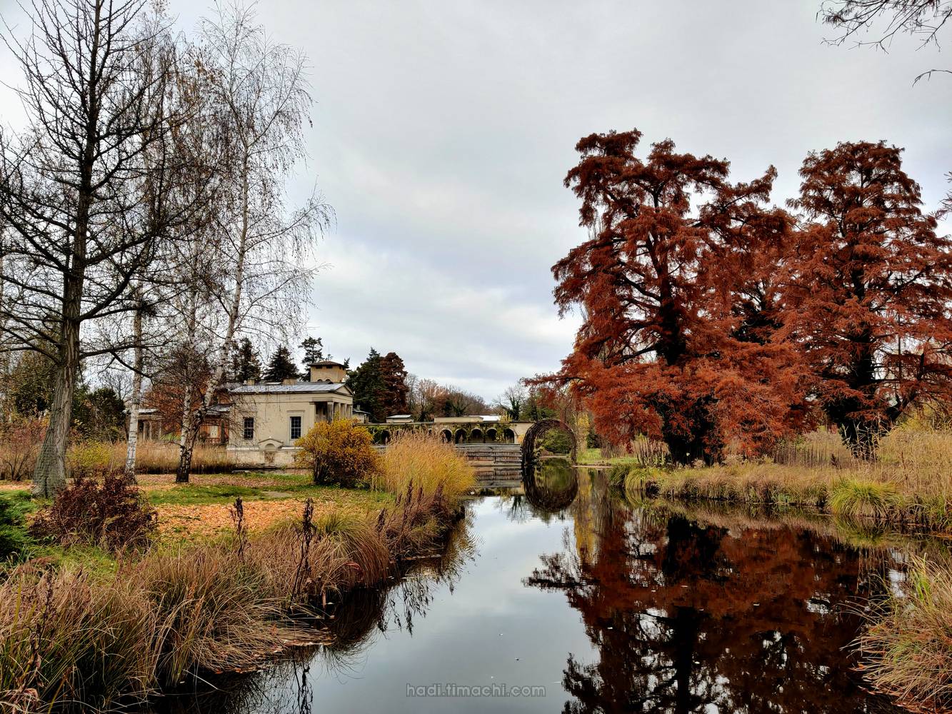 20201118T091603--Potsdam-in-autumn-_-Park-Sanssouci-Maschinenteich,-Hofgärtnerhaus-view__autumn_colorful_sky_river
